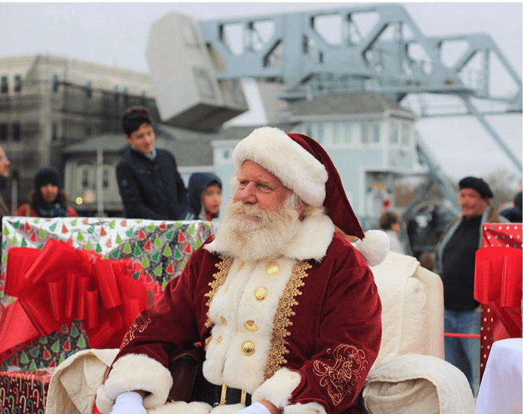 Christmas-in-Mystic-ct-seemystic-santa-tugboat