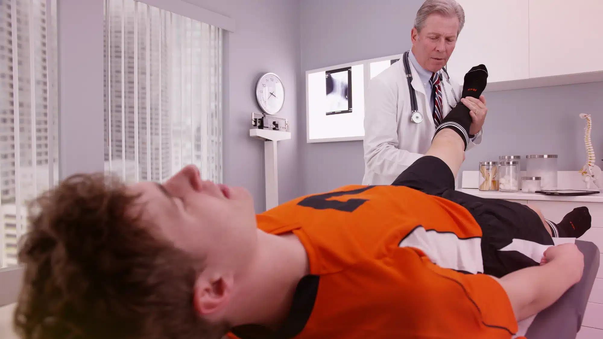 sports physical therapy programs explained with common treatments exercises and recovery techniques